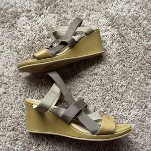 Aquatalia by Marvin K Tan Patent Strappy Wedge Sandals; SZ 8.5; Good Condition